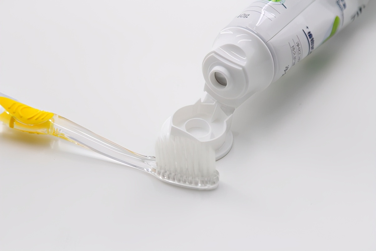 牙上黄泥很臭,牙上有黄块抠不掉怎么办