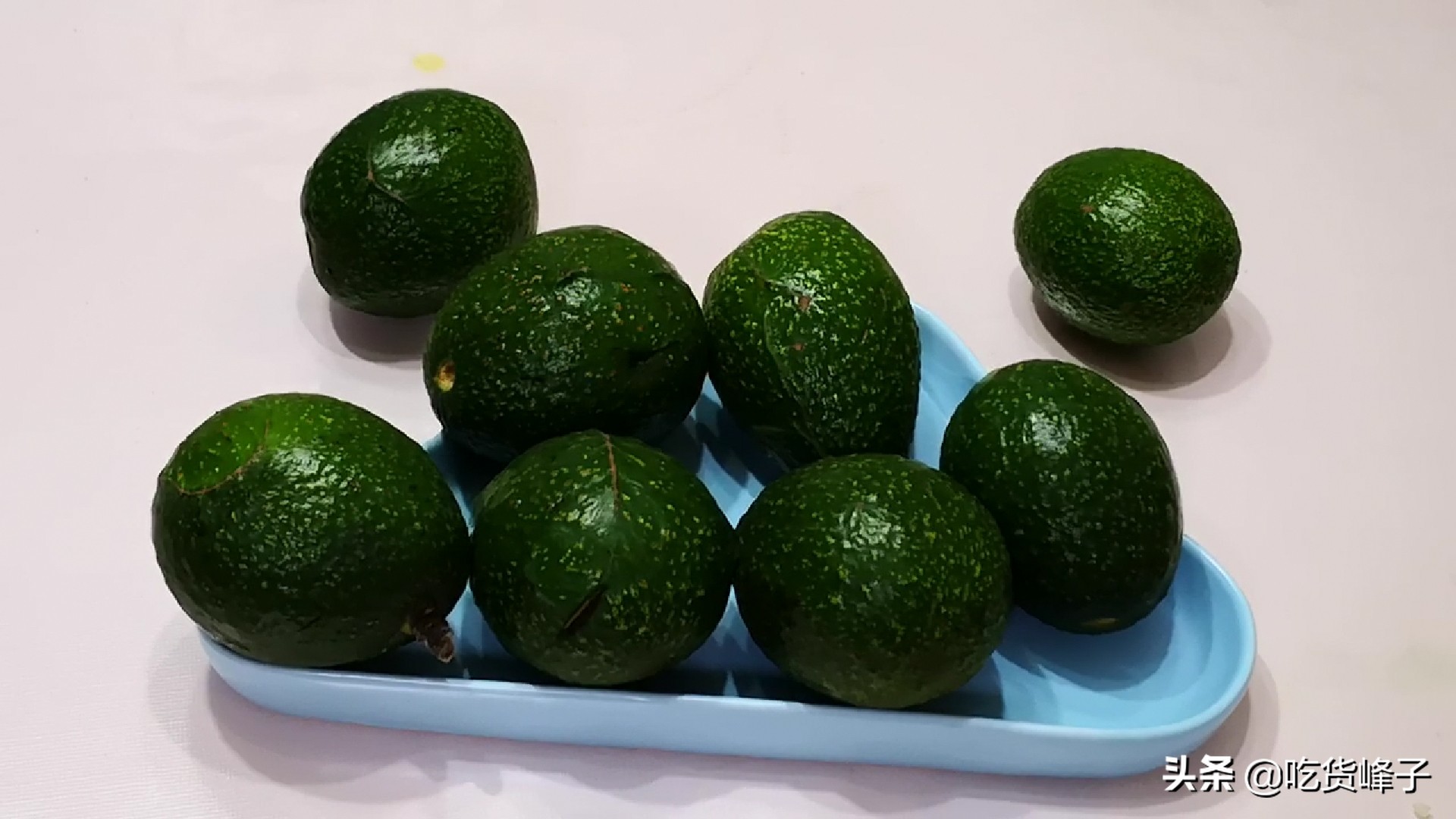 市场上的牛油果怎么挑选,牛油果好吃便宜