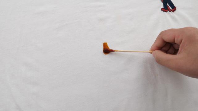 污渍糖浆沾衣服上，教您成本不到5毛钱，衣服恢复白净和新的一样