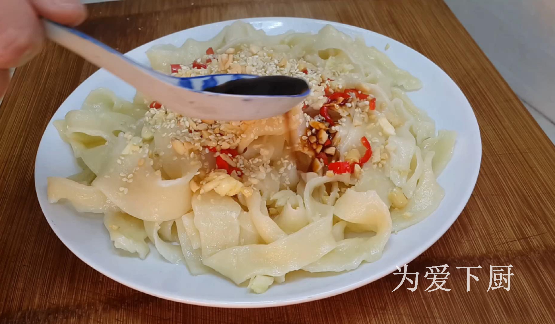 以后面条就这么做，不擀面不切面，筋道零失败，比吃凉皮都过瘾