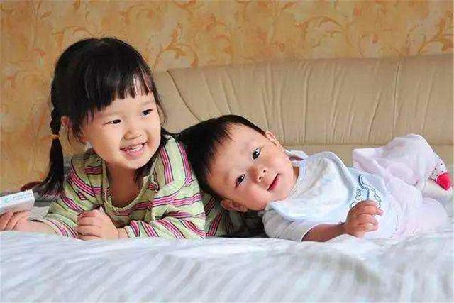 二胎妈妈怎么平衡两个孩子的关系,平衡大宝二宝