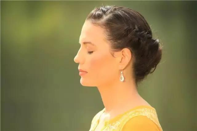 颈椎疼练瑜伽能缓解吗,颈椎错位可以练瑜伽