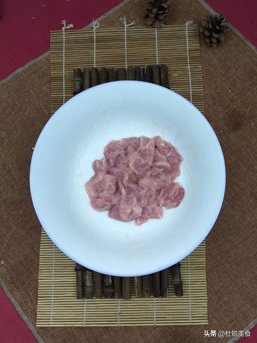 肉片这样处理想不滑嫩都难，芸豆炒肉一道酱香浓郁的家常菜