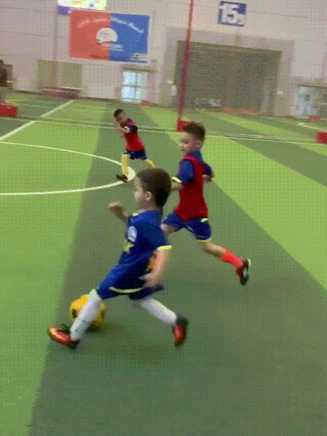 太帅啦!*疆新**6岁足球小子“花式过人”上热搜