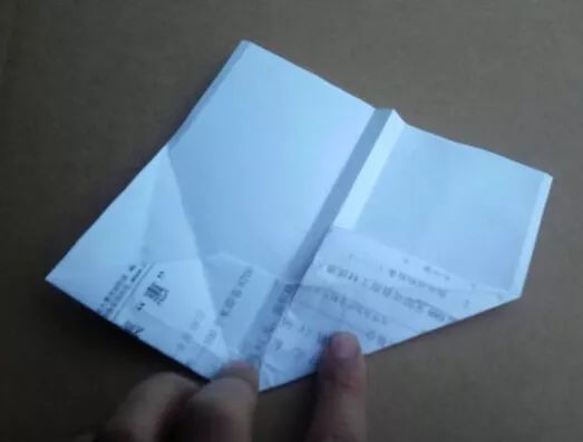 实际上可以飞超远的纸飞机,特别简单但是可以飞很远的纸飞机