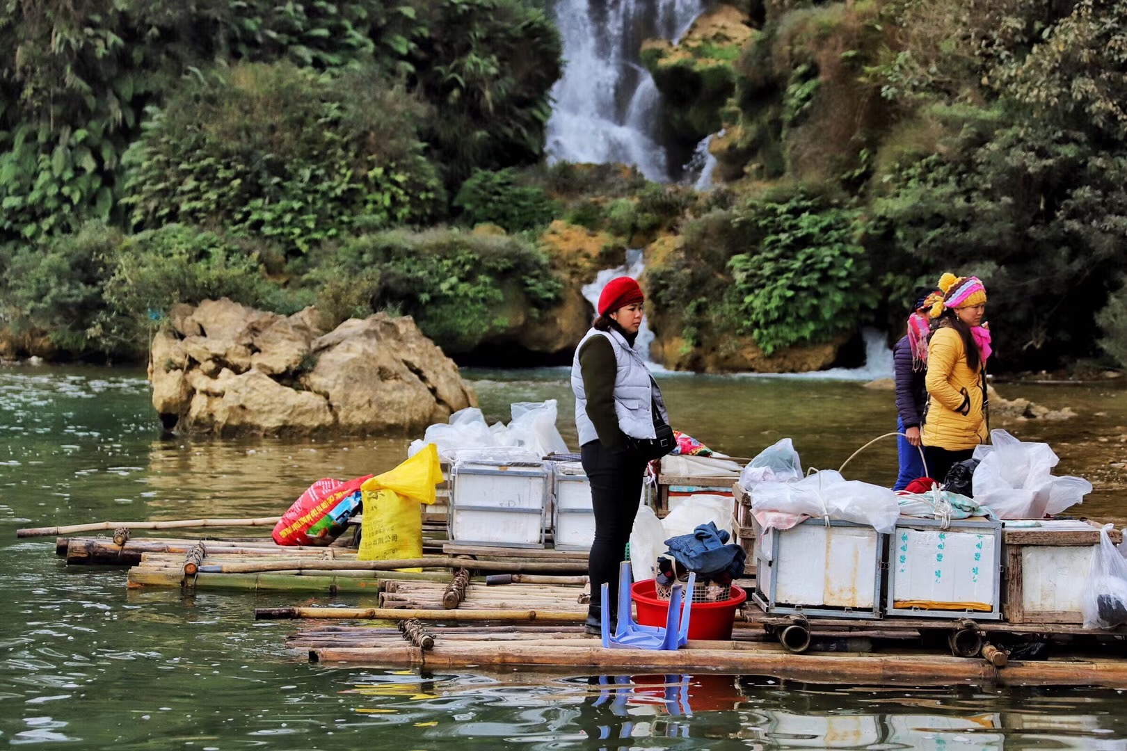 广西德天瀑布有灯光,今日广西德天瀑布