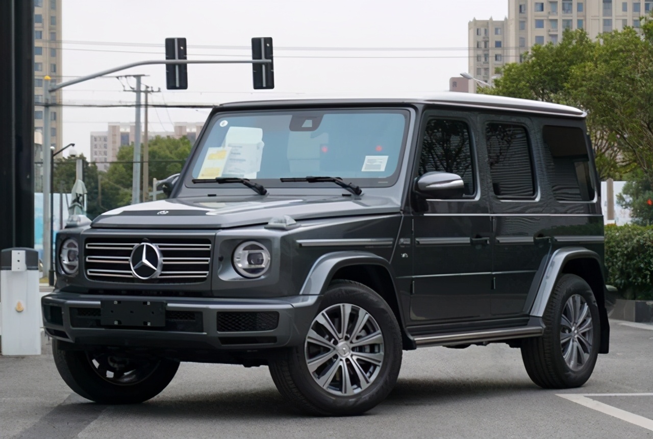 被奔驰大g烫过脚,女子坐奔驰大g下车