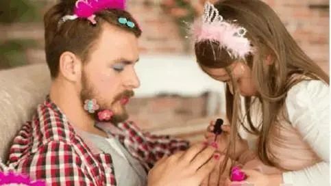 宝宝趴在爸爸背上简笔画,宝宝在老爸背上画画图片