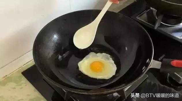 煎荷包蛋直接从中间放吗,煎荷包蛋时不要直接下锅煮