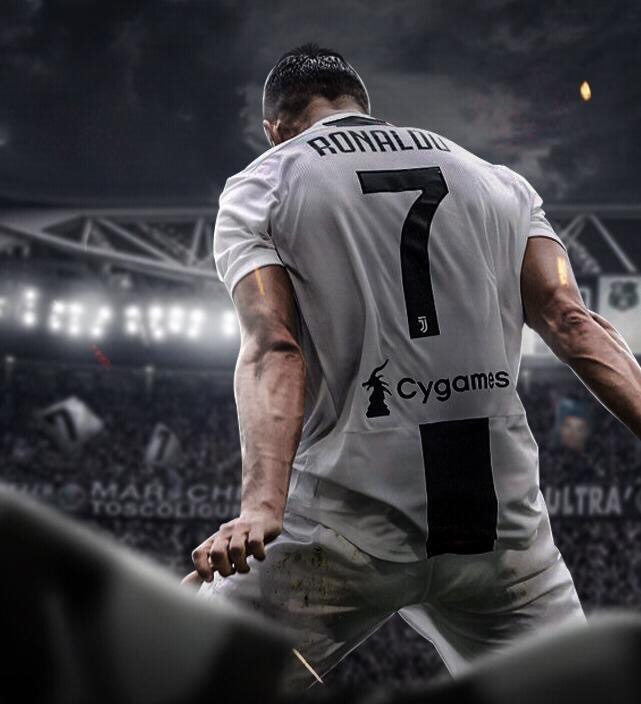 36岁c罗逆天一跳将岁月甩在身后,37岁c罗高高跃起头球顶偏