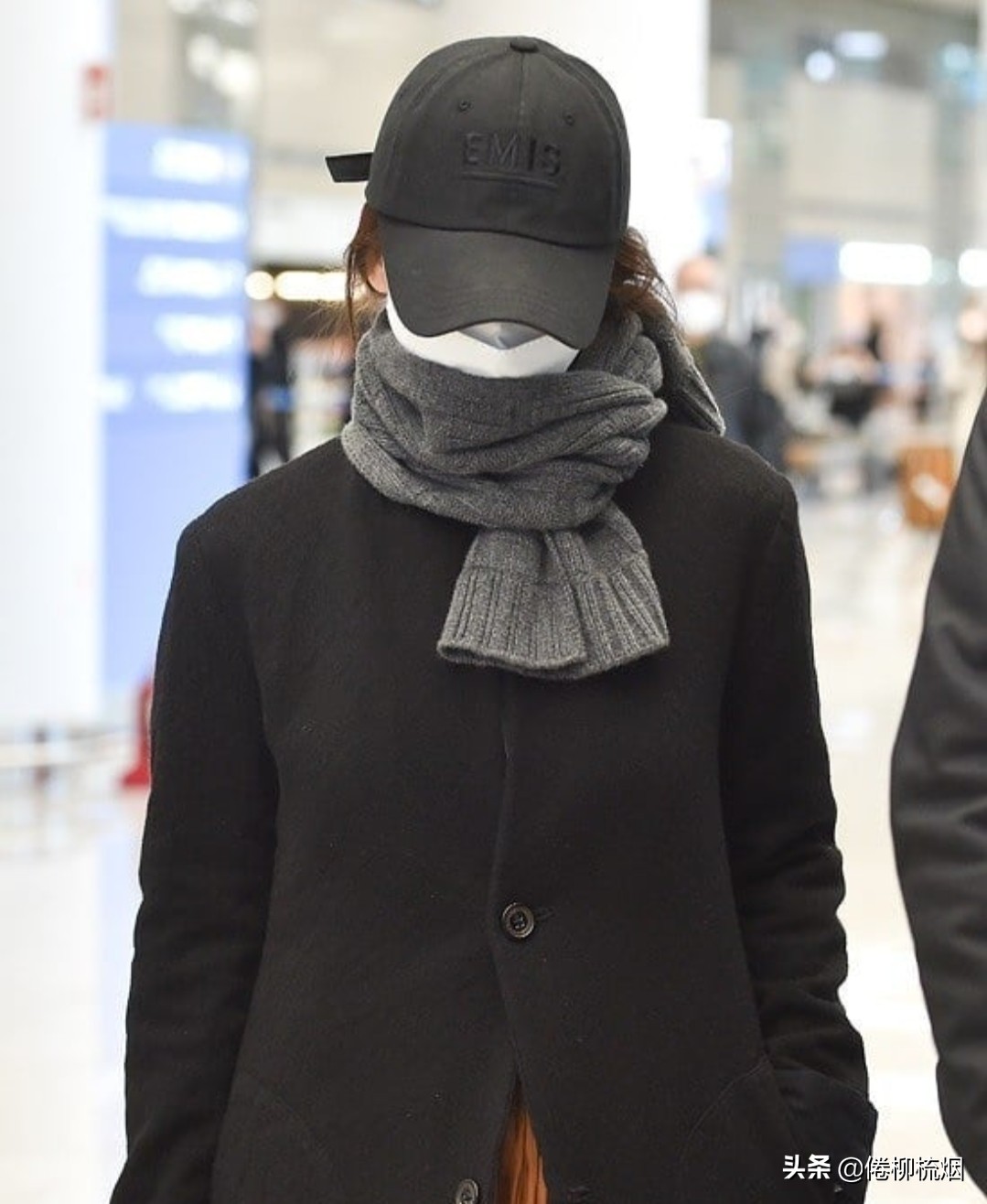 宋慧乔身穿一身白衣,宋慧乔的低调机场穿搭真时尚