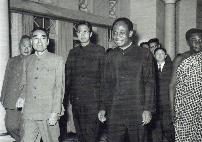 美国记者与周恩来握手，故意掏手帕不停擦手，周总理一招轻松反击