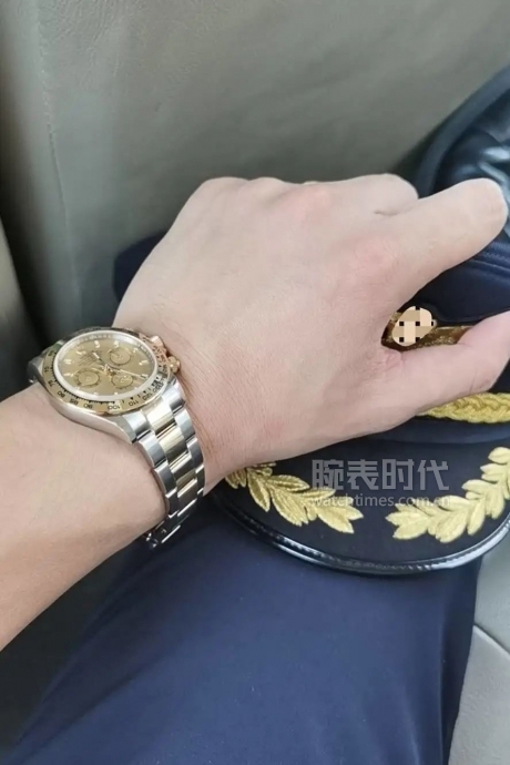 网友晒自己微信好友数量,网友晒1300手表