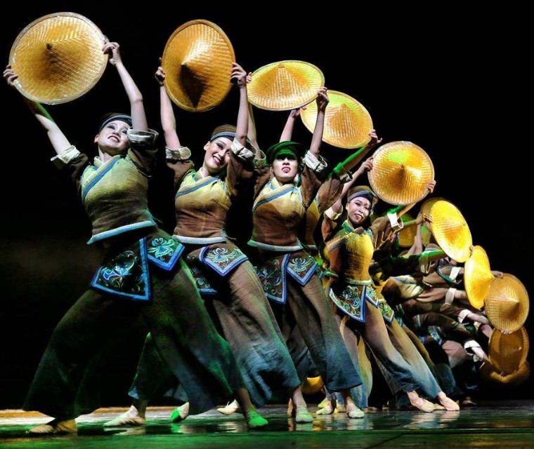 红楼梦贾宝玉戴斗笠是哪一集,三版红楼梦林黛玉给宝玉戴斗笠