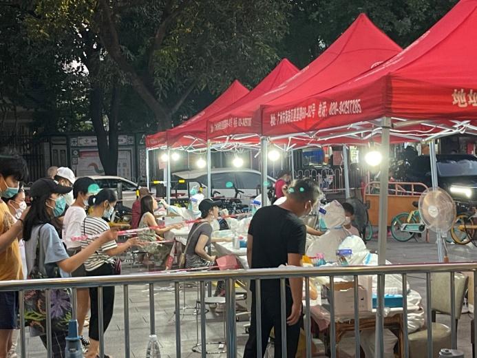 抗疫战场党旗飘扬,抗疫党旗在风雪中飘扬