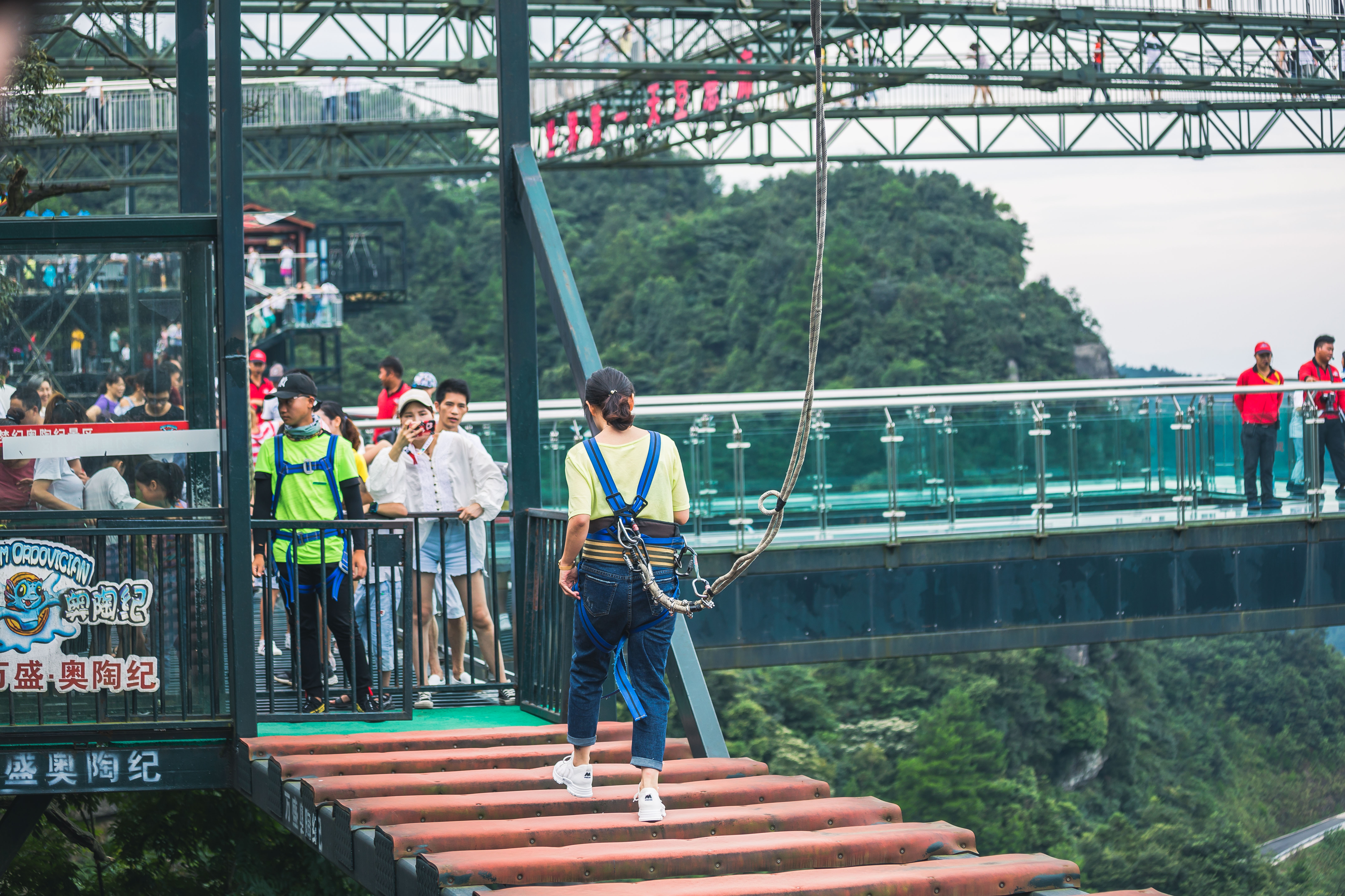 第一次去重庆奥陶纪应该怎样玩？真如抖音上那么刺激？亲自试试吧