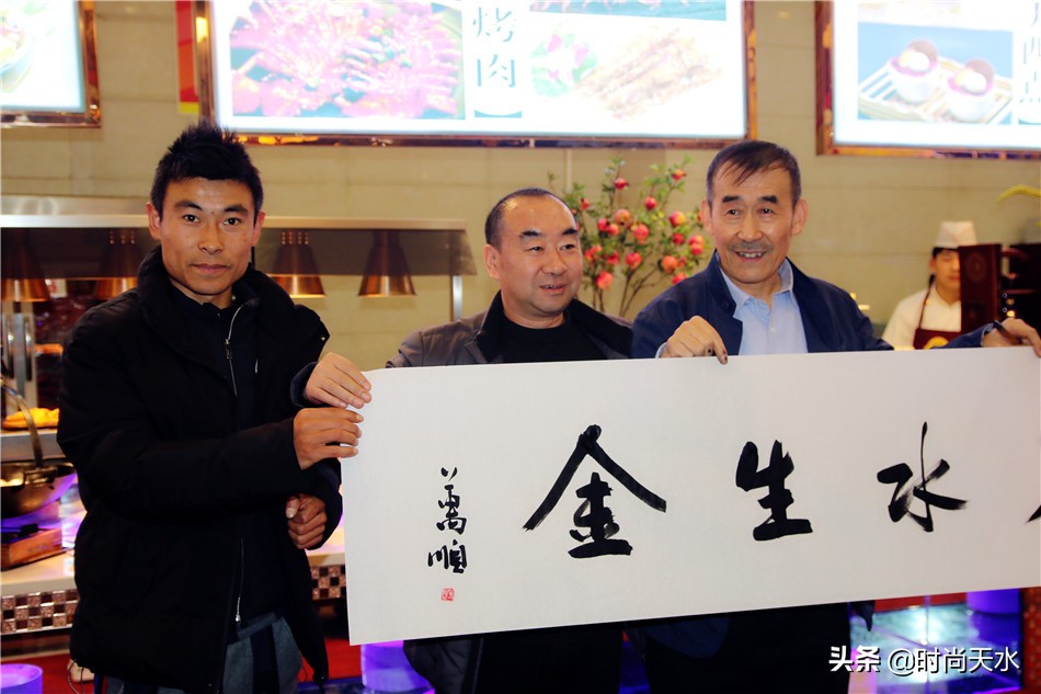 天水“轮胎哥”出发*藏西**，金龙大酒店携媒体、粉丝送上祝愿