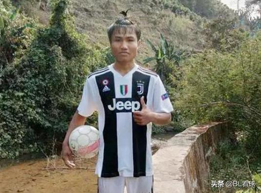 云南水中踢球小伙进专业队试训,19岁云南少年在水中踢球