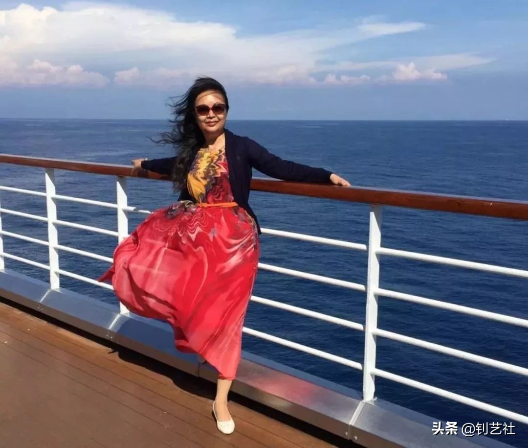 大妈旅游拍照姿势大全高级感,中国大妈旅游团拍照