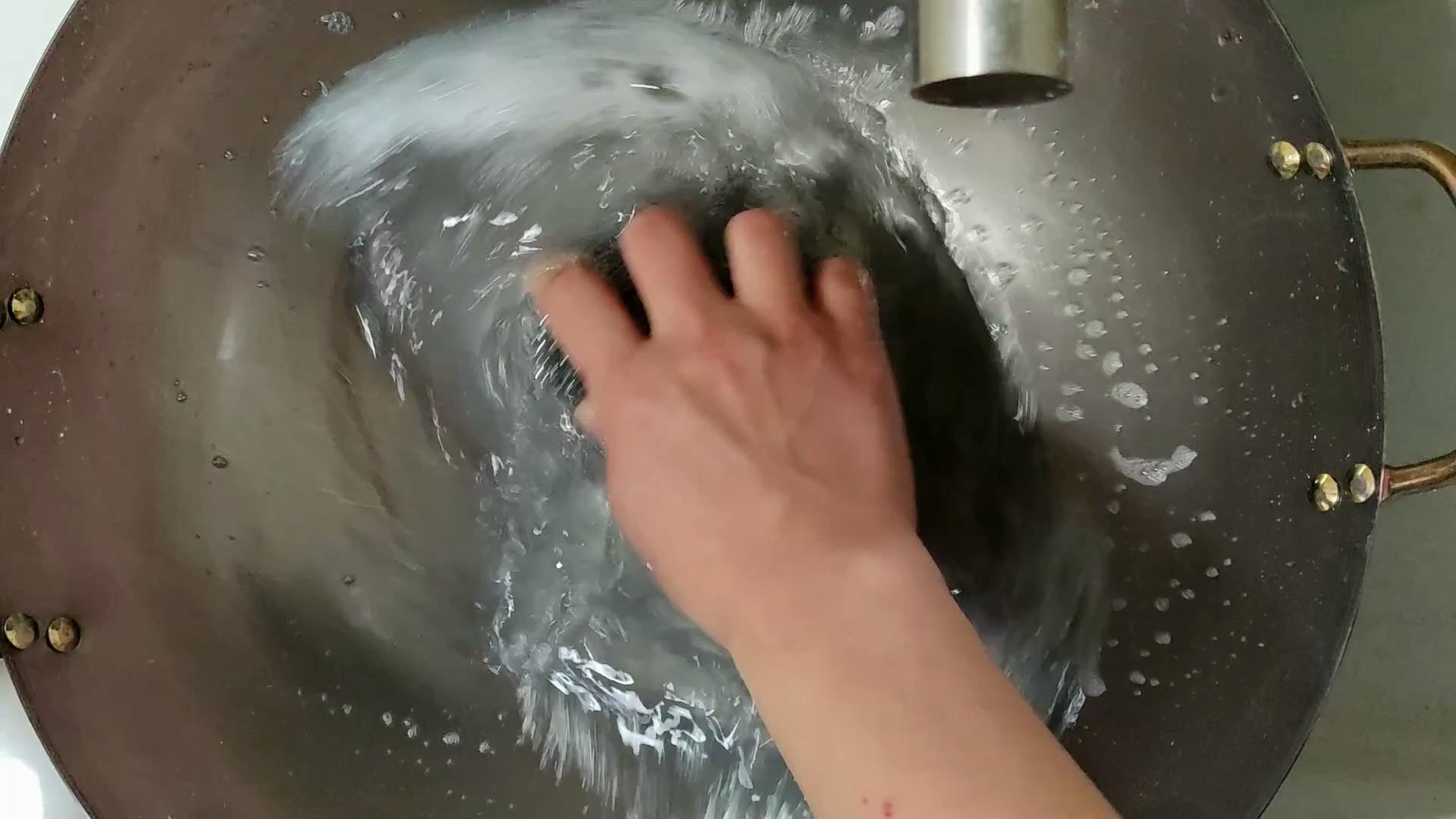 新铁锅千万别直接烧,等于吃掉了涂层,大厨正确开锅不生锈不粘锅