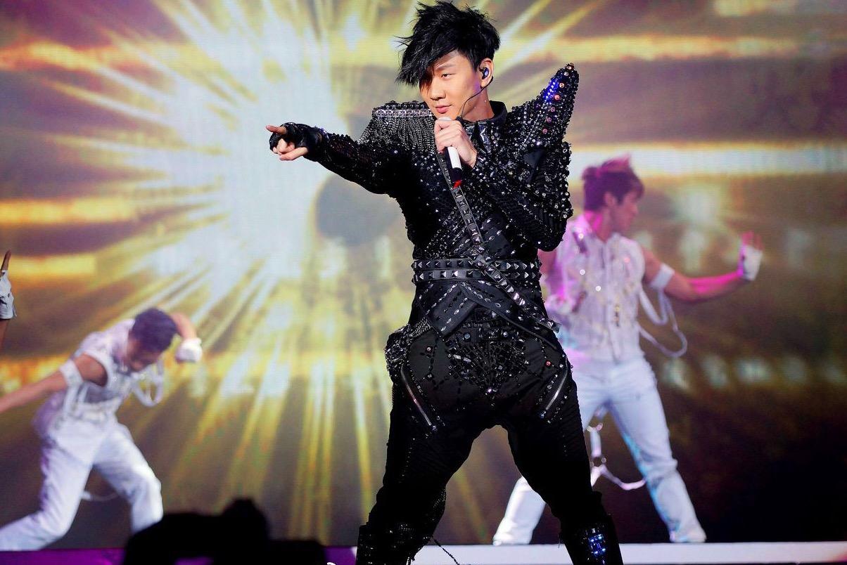 以天王演唱会名义诈骗，台模前经纪卷走千万元，惹了两大克星！