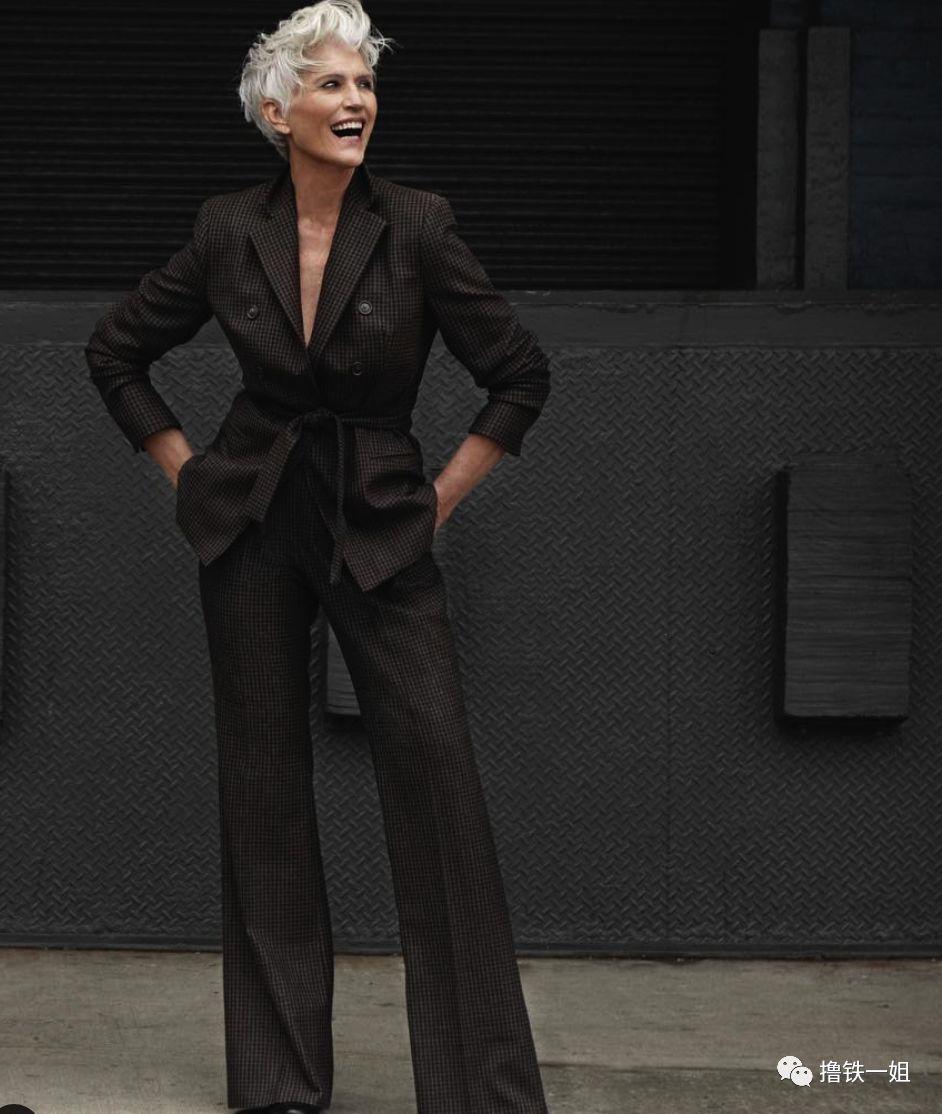 60岁全裸出镜，同框气场碾压小KK，她儿子还是美国版马爸爸！