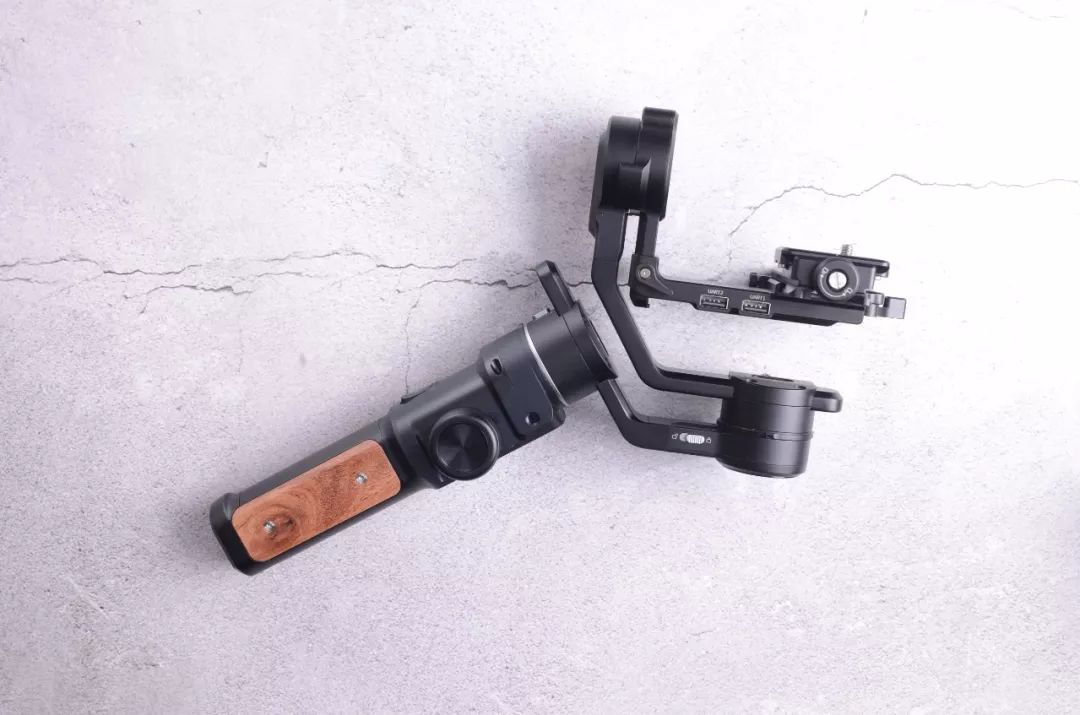 飞宇蝎子稳定器和大疆rsc2对比,飞宇的稳定器怎么样