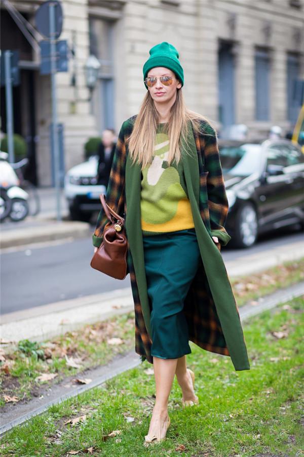 藏蓝色大衣戴什么颜色的帽子好看,西瓜红大衣配西瓜红帽子好不好看