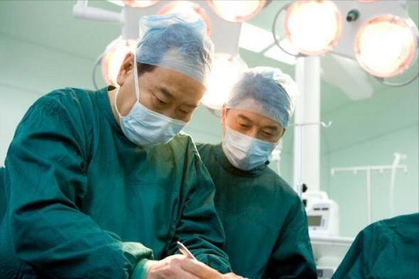 一个医生做甲状腺手术,甲状腺手术从脖子做还是胸腔做