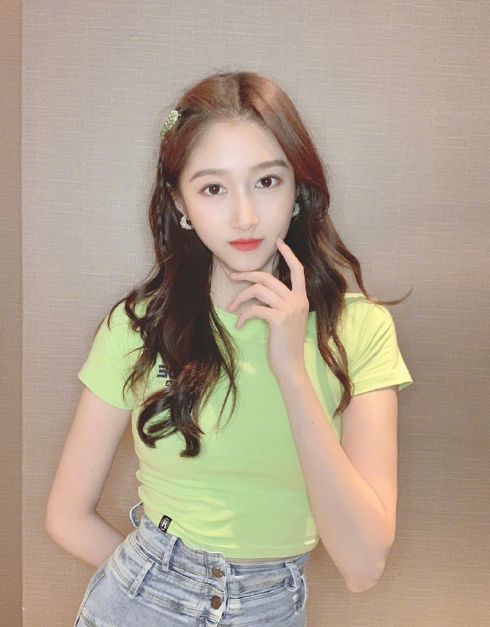 关晓彤穿着露肚脐可爱图片,关晓彤黑色露脐装