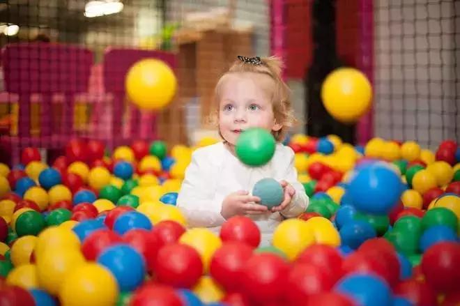 去游乐场海洋球里面玩,去海洋球泳池里面玩耍