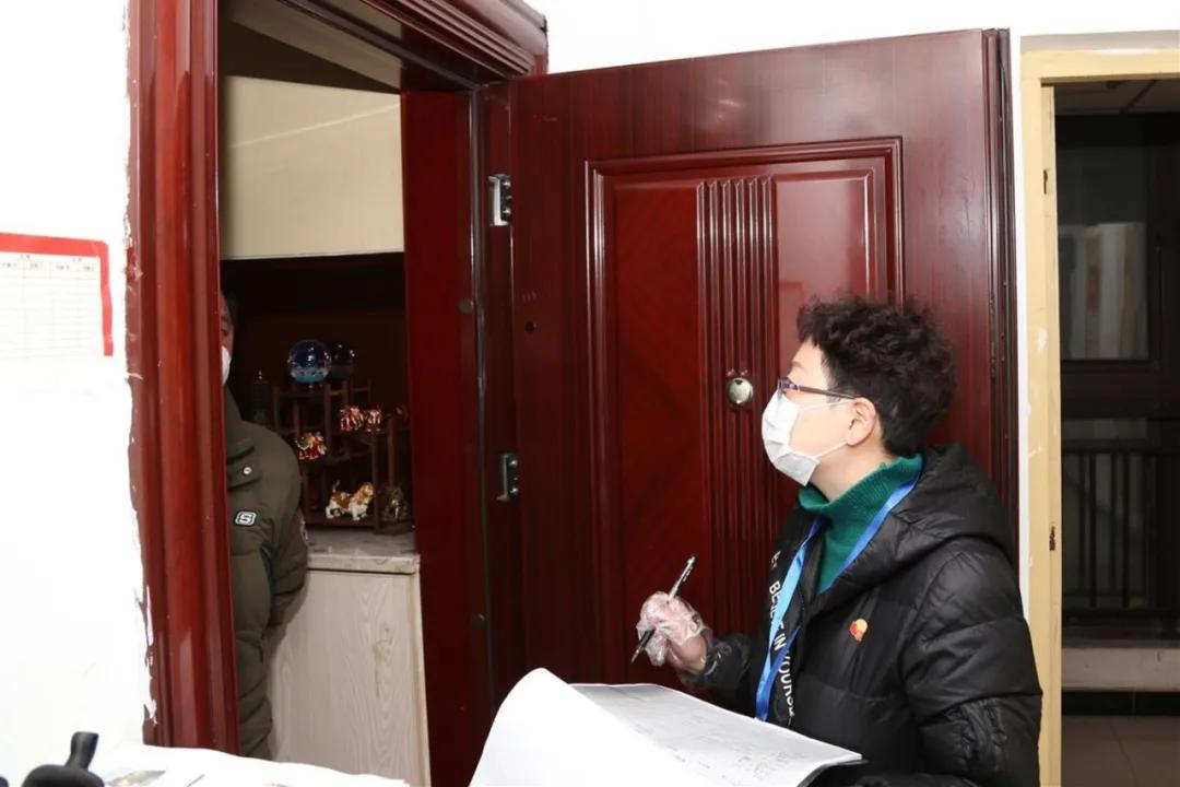 白衣女侠、妙笔警花、环卫女工……她们立足岗位各尽其能战疫显身手