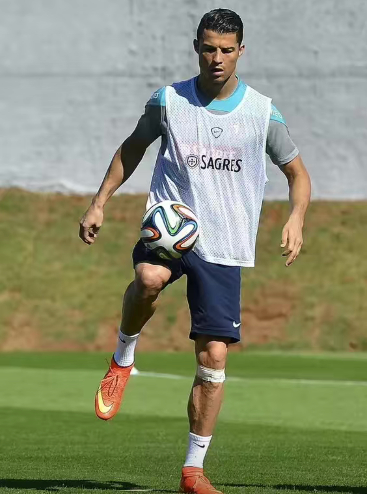 无死角踢足球,不会踢足球怎么不尴尬