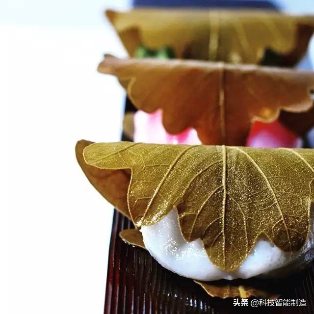 他说自己不是日本匠人，而是和果子艺术家，他做的和果子不忍吃掉