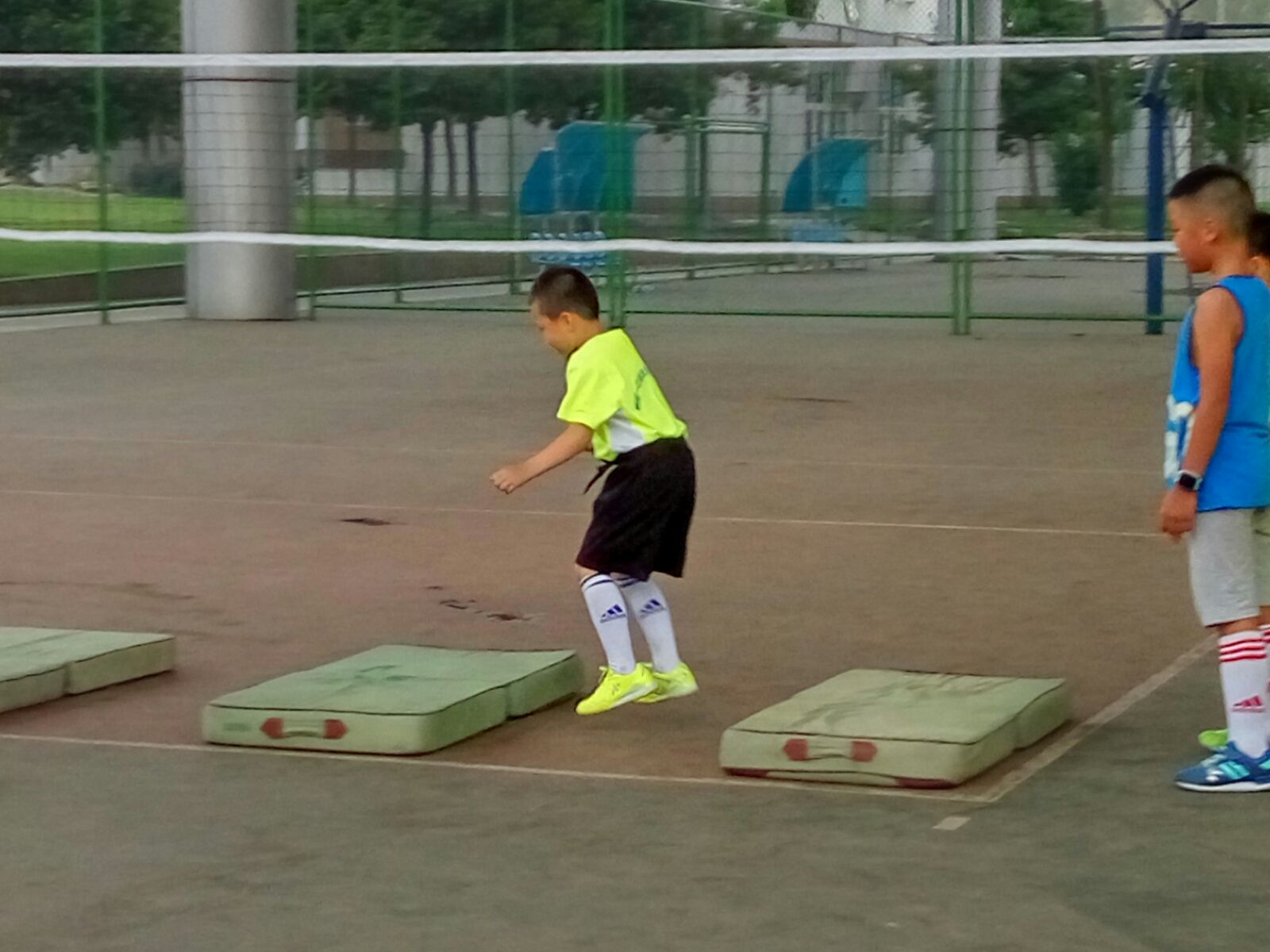 小小少年足球教学,青少年足球成长之路