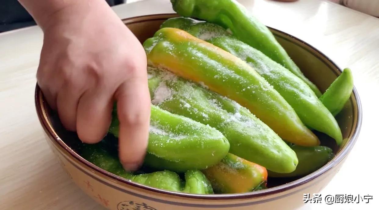 生抽腌小米辣椒和姜的最简单做法,腌辣椒最好吃的做法王刚