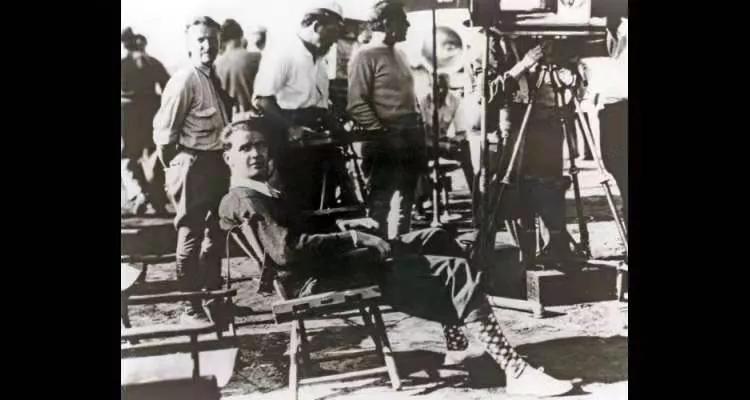 地球太烦了,这个男人居然想带全人类飞向天空