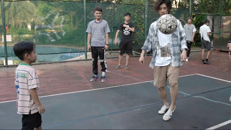 鹿晗踢足球被小朋友撕名牌,鹿晗和吴磊打戏扔手榴弹