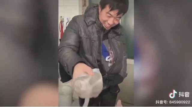 火车卧铺比硬座难买,火车硬卧为什么便宜