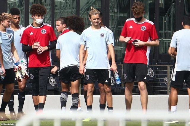 贝克汉姆18岁次子练足球,贝克汉姆二儿子踢球