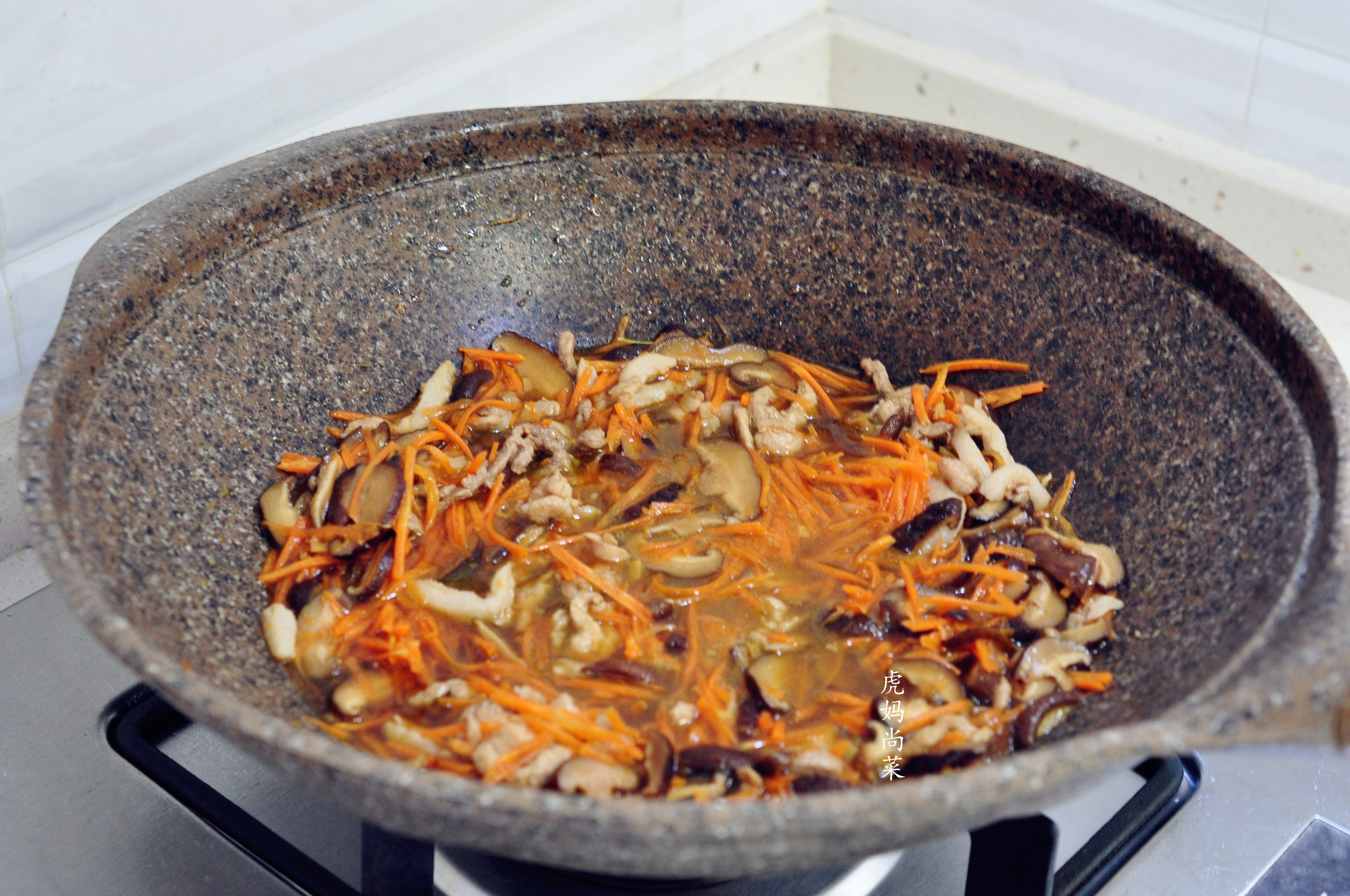 炒米粉，不用泡不用煮，直接炒就松散又入味，菜多香喷喷