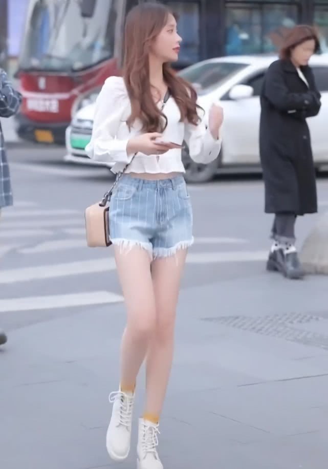 快快收起你的AJ，现在流行短靴＋“蛋花袜”，露出1cm更潮