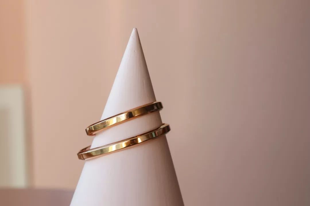 瑞典皇家配饰品牌，几百块戴出万元质感，金色手镯男女戴都好看