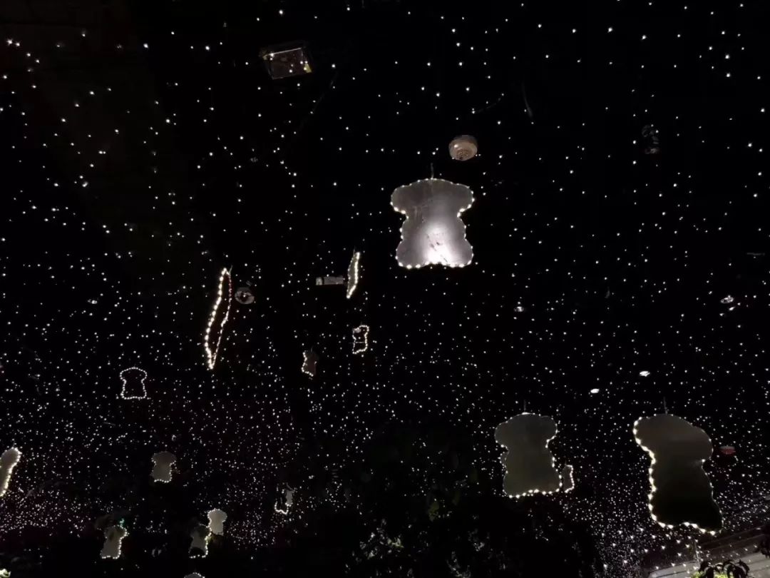 这个品牌把星空搬进店里，路过的人都大呼：太惊艳了