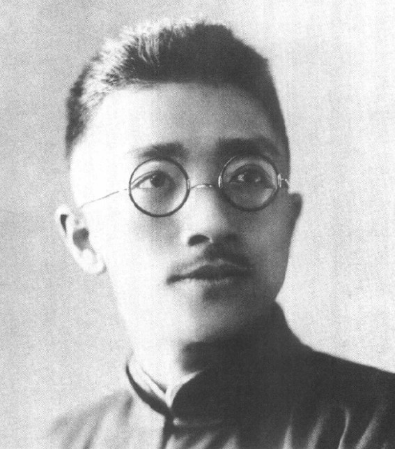 17岁嫁半百老夫，23岁丧夫守寡，大字不识，却用母爱养出一代大师