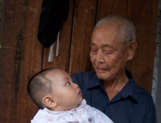 公公烟不离手，看到他把宝宝的鞋底烫出一个大洞，我吓得一身冷汗