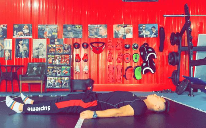 屁股扁平中间还有个坑,屁股扁且下垂显得腿短