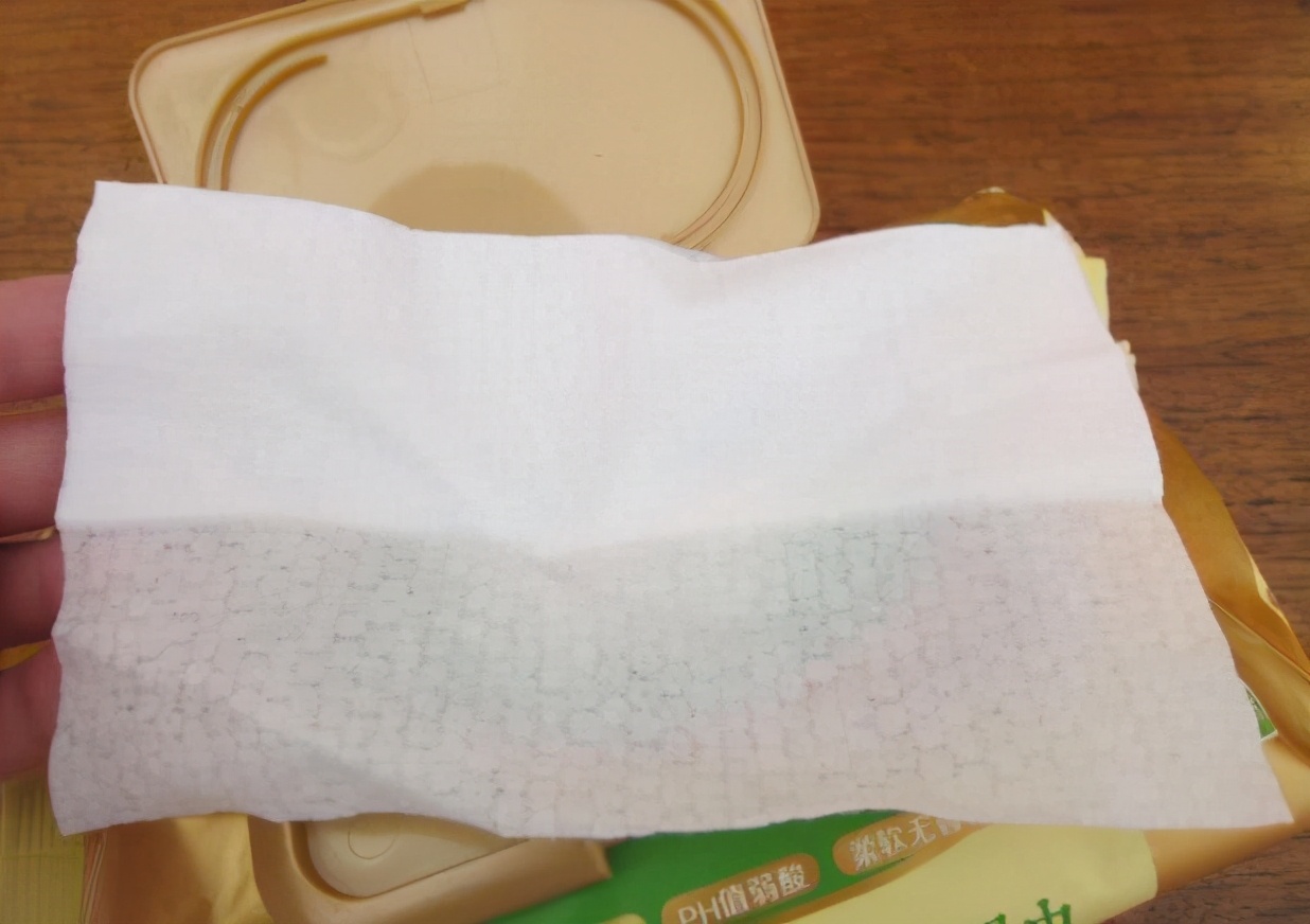 湿纸巾可以给宝宝擦屁股,给宝宝擦屁股长期用湿纸巾