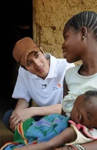 三娃奶爸王力宏，年入4.6亿，却一件衣服穿10年，钱都去哪了？