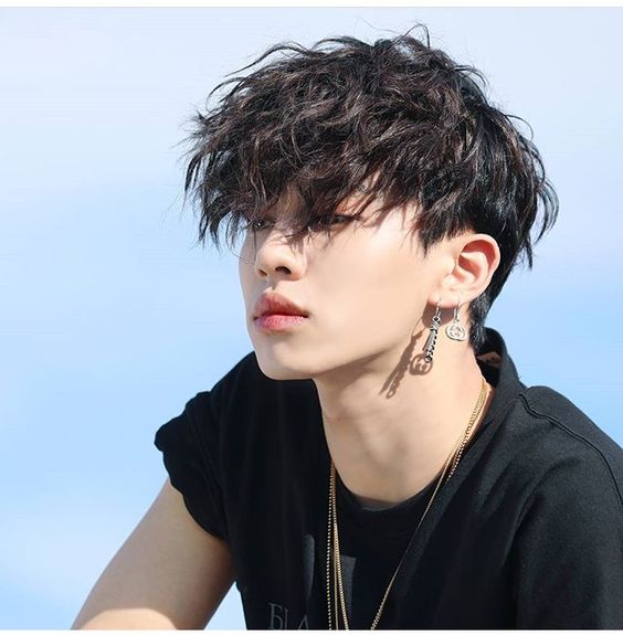 男生发质细软扁塌油腻自然卷发型,男生卷发造型中长发圆脸